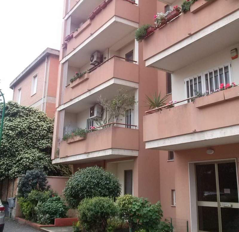 Oristano comodo appartamento centrale Giardini di Viale Repubblica con posto auto coperto,privato. 