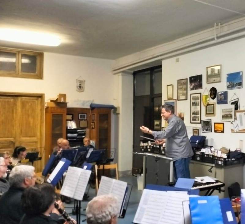  Vitaliano Gallo dirige  l’harmonie municipale P. Anfossi, Dimanche Le 16 Avril 2023 Cloître des Dom