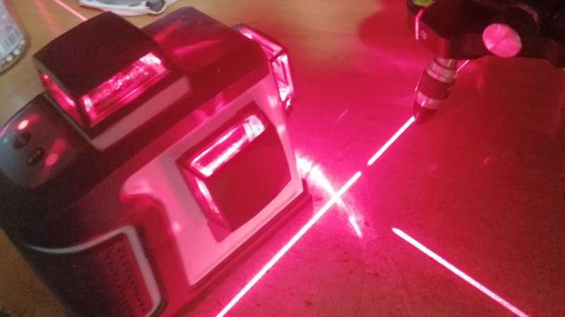 Livella laser 12 linee autolivellante 3D 360 gradi con treppiedi